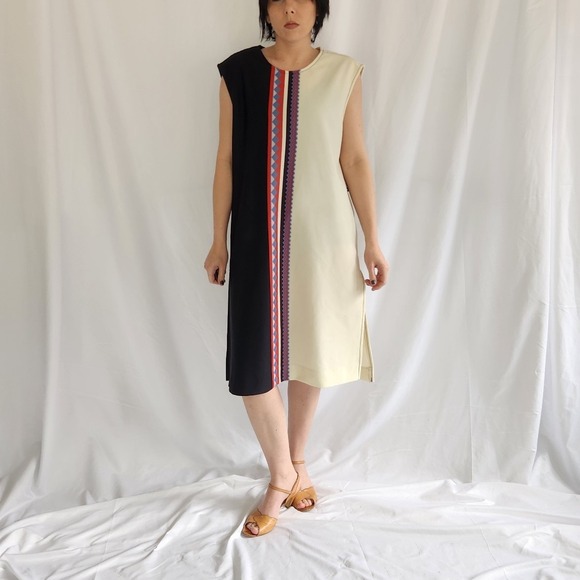 Vintage Dresses & Skirts - 70s Black and Cream Shift Dress